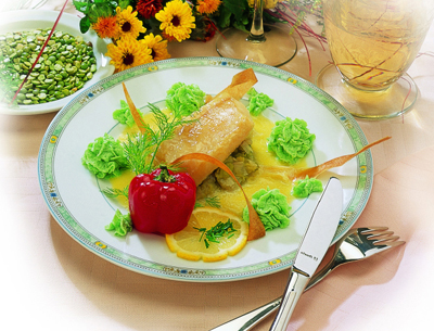 Filet de loup au beurre blanc & pommes duchesse aux pois cassés