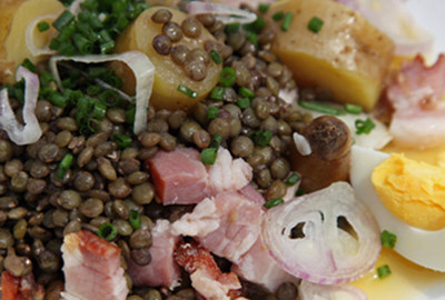 Salade de lentilles, lardons, oeuf, oignon et ciboulette